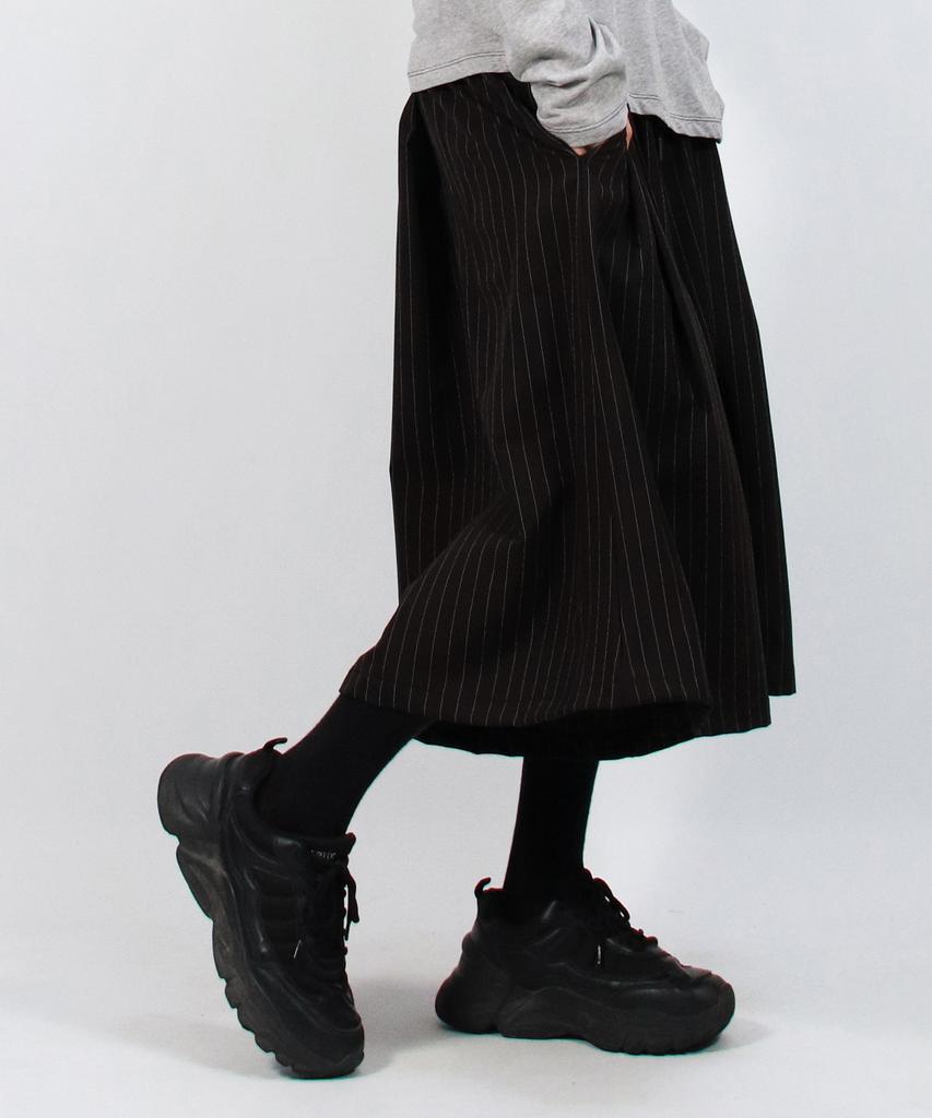Deumakeu M Real Wide Two Tuck Stripe Bumuda Pants - Black
