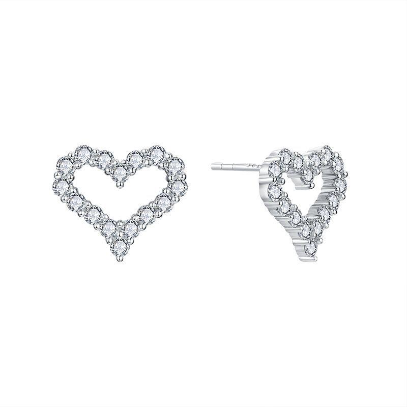 Elegant S925 Sterling Silver Moissanite Heart Stud Earrings for Women - Fashionable, Versatile, and Luxurious Heart-Shaped Jewelry.