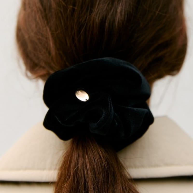 DEPOUND soft velvet scrunchie - black (L)
