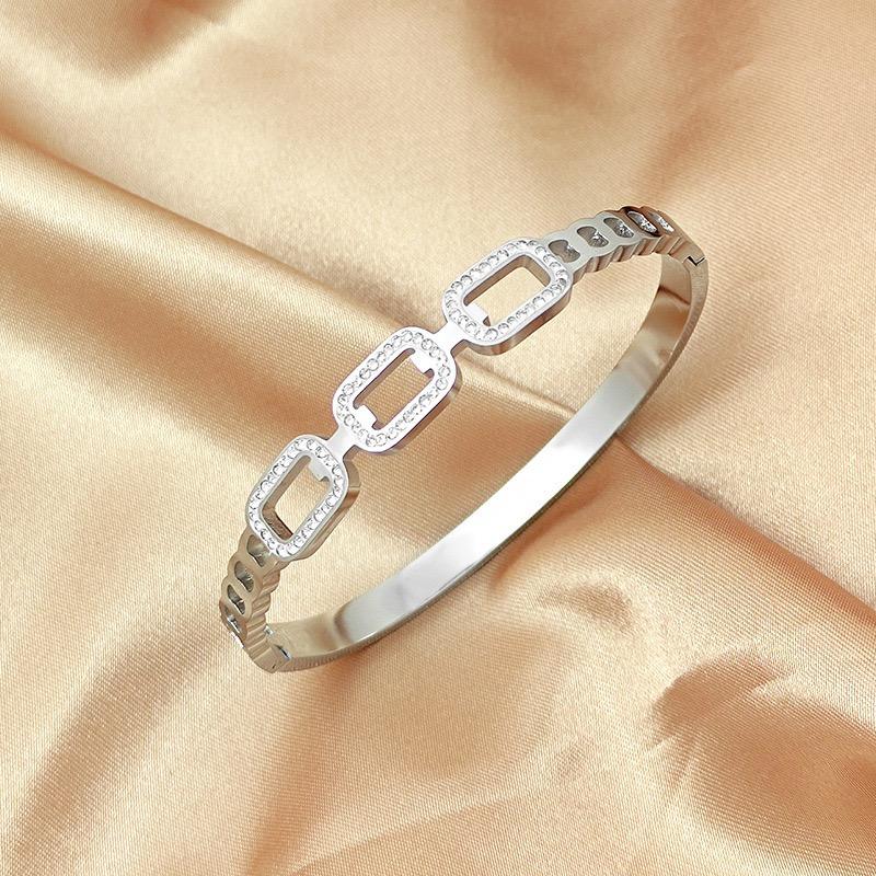 Fashionable Oval Hollow Titanium Steel Diamond Buckle Electroplating Jewelry Bracelet