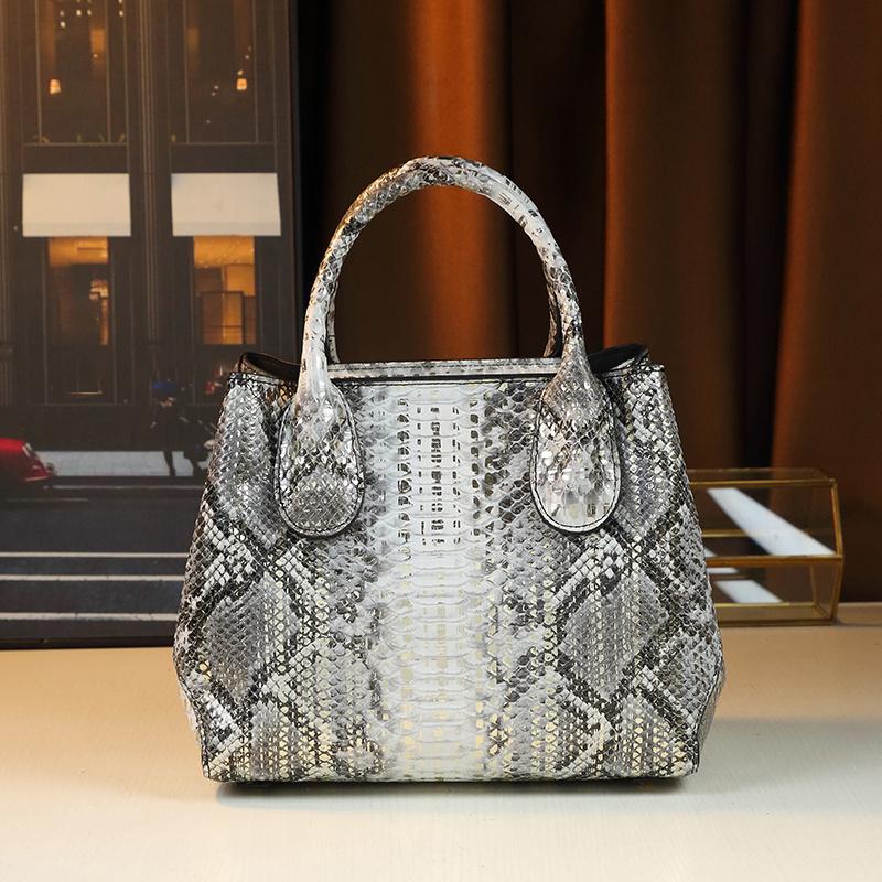 Luxurious Lightweight Women's Bag  Versatile Shoulder Bag  Crossbody Bag  High-end Fashion  New