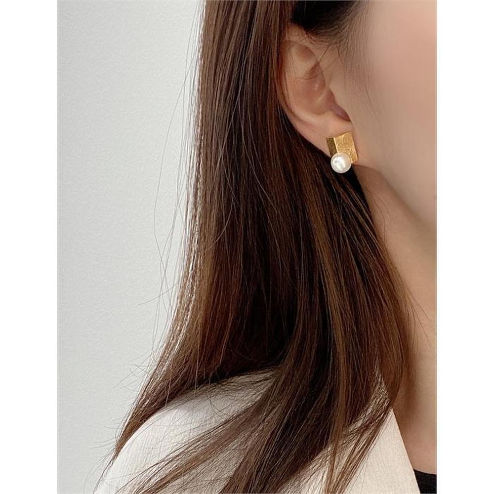 Classic Simple Textured Luxury Pearl Earrings (8174029)