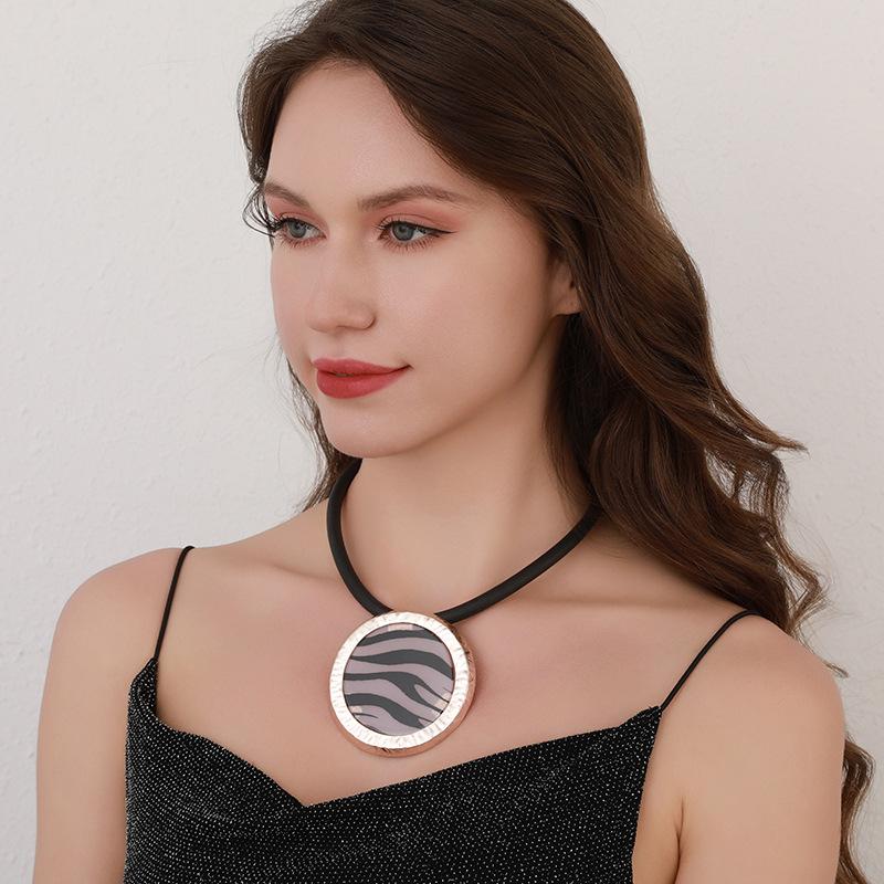 Módní náhrdelníky pro dámskou sadu šperků