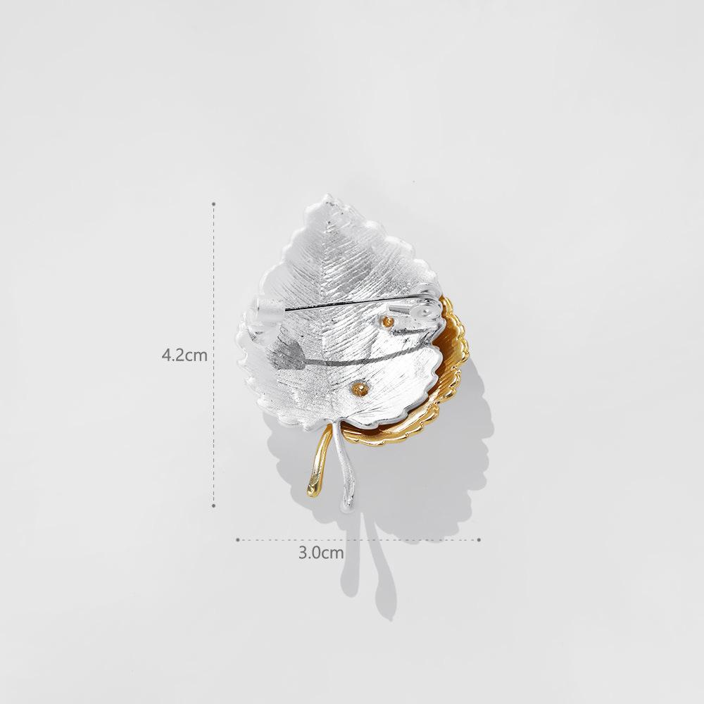 New Maple Leaf Brooch Female Korean Version Retro Creative Brooch Two-color Leaf Anti-light Pin Suit Accessories