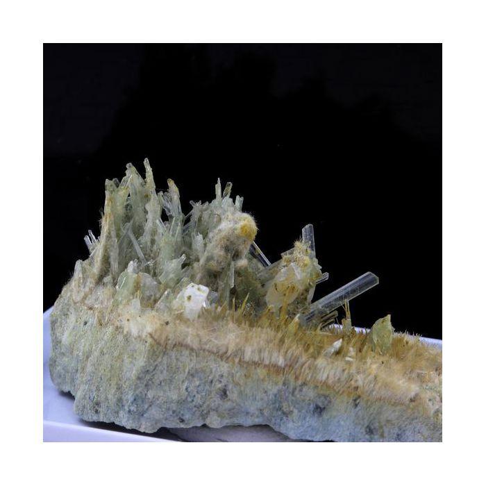 Pierres et Minéraux. Clinozoisite. 90.0 ct. Marine de Scala, Canari, Haute-Corse, France.