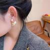 Elegantes französisches goldenes Pferdeanhänger-Baumwollperlenohrringe: Luxuriöse Wendestifte für ein High-End-Gefühl