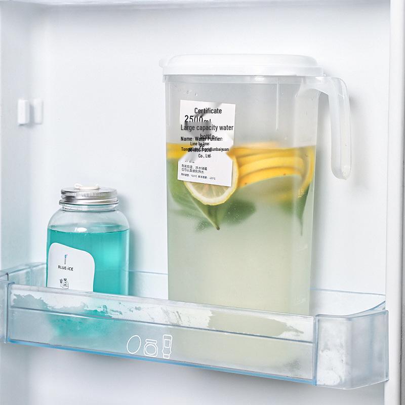 High-Capacity Heat-Resistant Plastic Cold Water Kettle for Summer Beverages.