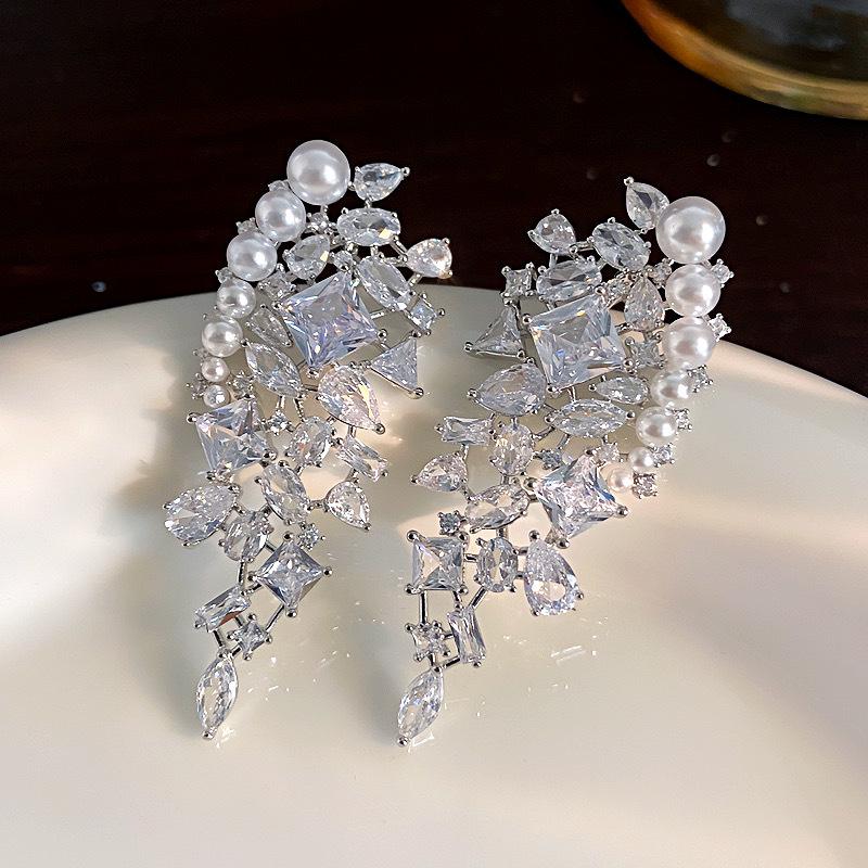 

Червоні кришталеві сережки-кафи з китицями - Трендові, Висококласні, Унікальні весільні довгі сережки