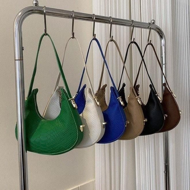 Elegant 2023 Summer New Women's Handheld Underarm Bag Chic Vintage Style Soft Pu Material