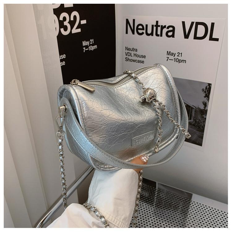 

Маленька квадратна жіноча сумка з текстурованою ретро-м’якою поверхнею Нова модна жіноча ручна сумка 2024 р. Універсальна сумка через плече на ланцюжку срібний