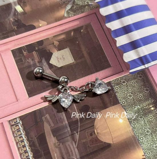 

Серьги-пусеты в виде сердца с розовым цирконом и крыльями на милой крутой цепочке - украшения для пирсинга хряща из титановой стали. 0.8mm Needle