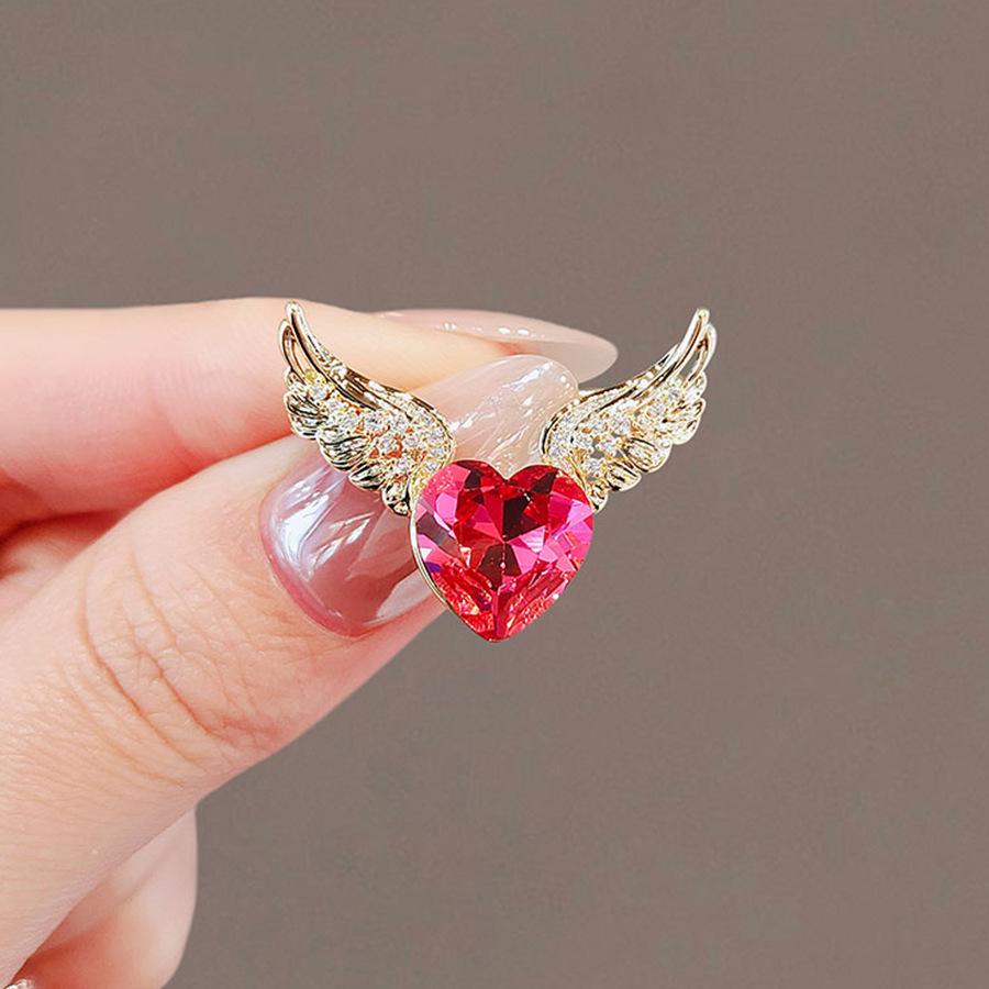 Elegant Butterfly Brooch: Luxurious Suit Accessory & Stylish Corsage for Women