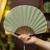 Retro Fächer in Muschelform im japanischen Stil Fächer aus Seidentuch und Bambus mit Anhänger Hochzeitsfächer Einfarbig Gebogene Fächerstäbe