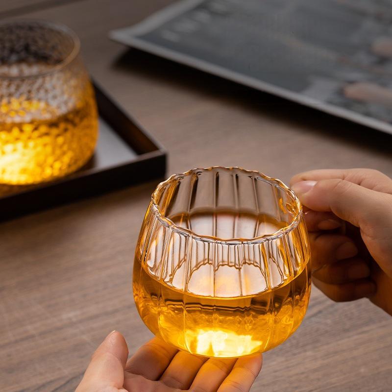 Hohe Borosilikat-Spitzen-Teetasse mit vertikalen Streifen - Hitzebeständiges Glas mit Henkel für Zuhause oder Büro.