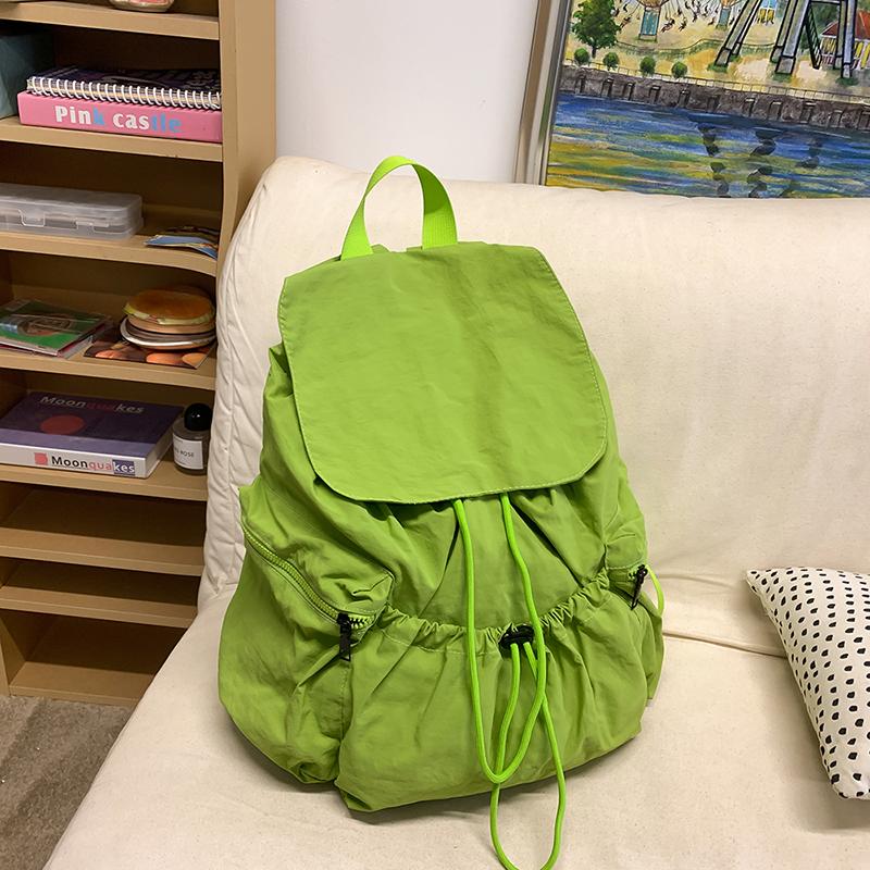 

New - style fashionable pleated drawstring backpack. It is a niche - designed, trendy - looking backpack for women, with a large 15 inches зелёный
