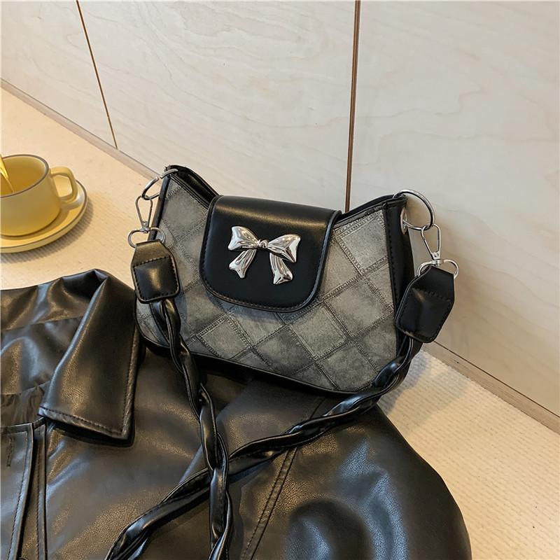 

2024 новая женская сумка под мышку в иностранном стиле, популярная повседневная и красивая сумка, модная маленькая квадратная сумка, простая сумка через плечо чёрный