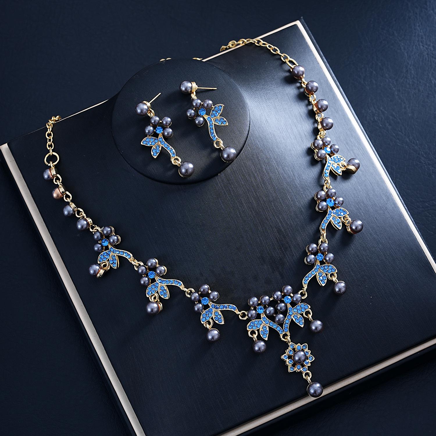Elegant Geometric Pearl Jewelry Set: Water Drop Earrings & Flower Necklace. синий
