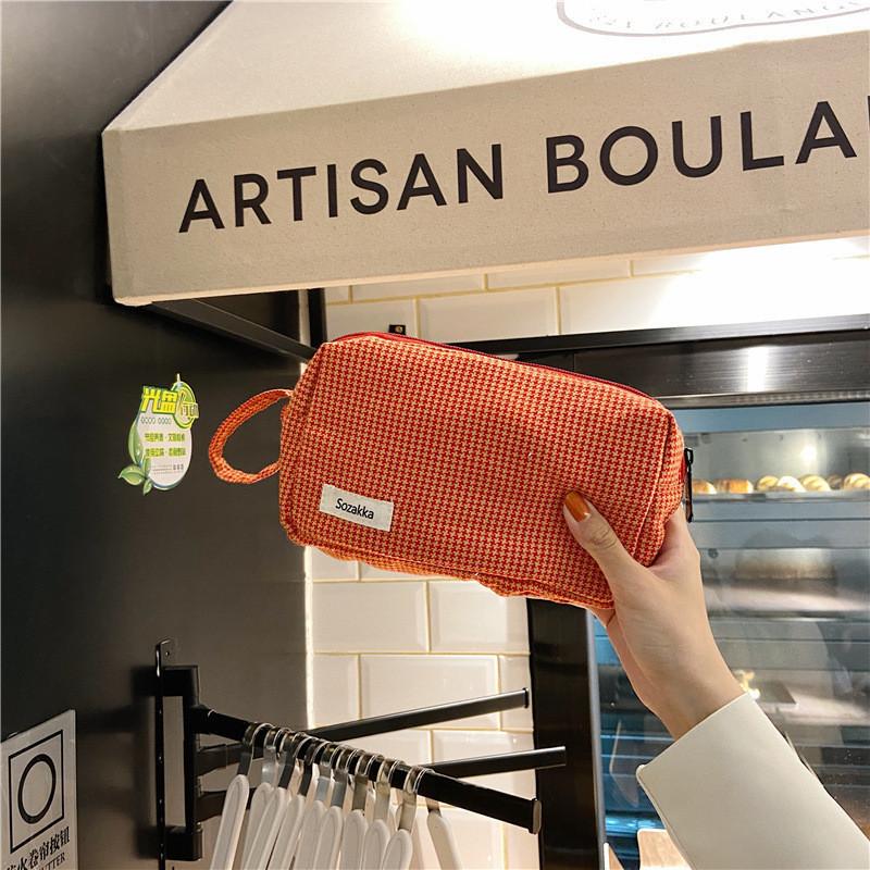 Оптовая женская косметичка-клатч с геометрическим узором и дизайном с цветовыми блоками красный