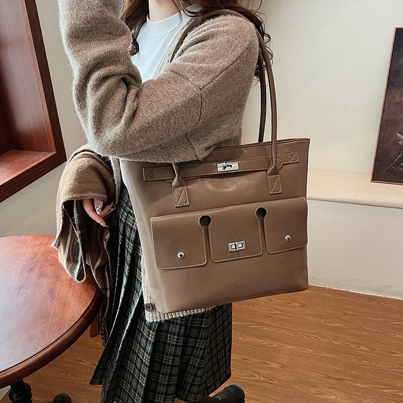 

Leisure commuting large-capacity bag women s 2025 new professional wear women s briefcase shoulder handbag 30*12*30 хаки