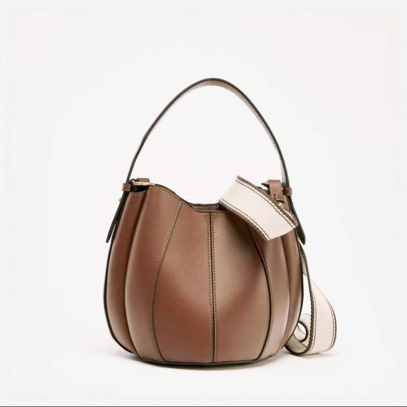 

2026 Spring/Summer Stylish Versatile Large Capacity Drawstring Bucket Bag for Handheld, Shoulder, or Crossbody Wear 23x13x19 cm темно-коричневого кольору