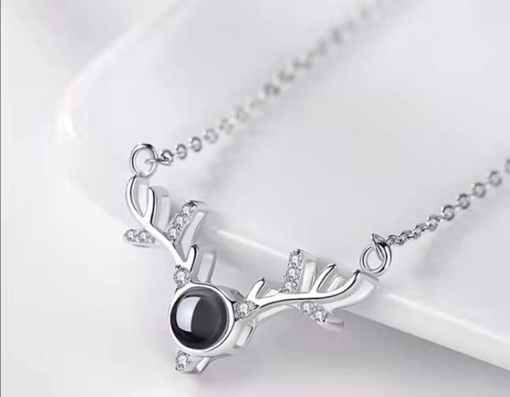 Collier Projection Cerf: Chaîne en Titane 'Je T'aime' en 100 Langues pour Femmes - Bijou Tendance pour la Clavicule Cadeau de Noël pour Petite Amie