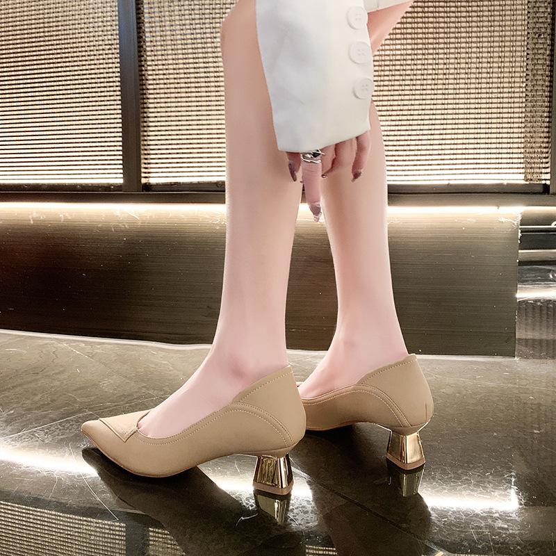 Frühling und Herbst neue spitze niedrige Absätze einzelne Schuhe Damen Nude dicker Absatz leichter Mund Temperament professionelle High Heels
