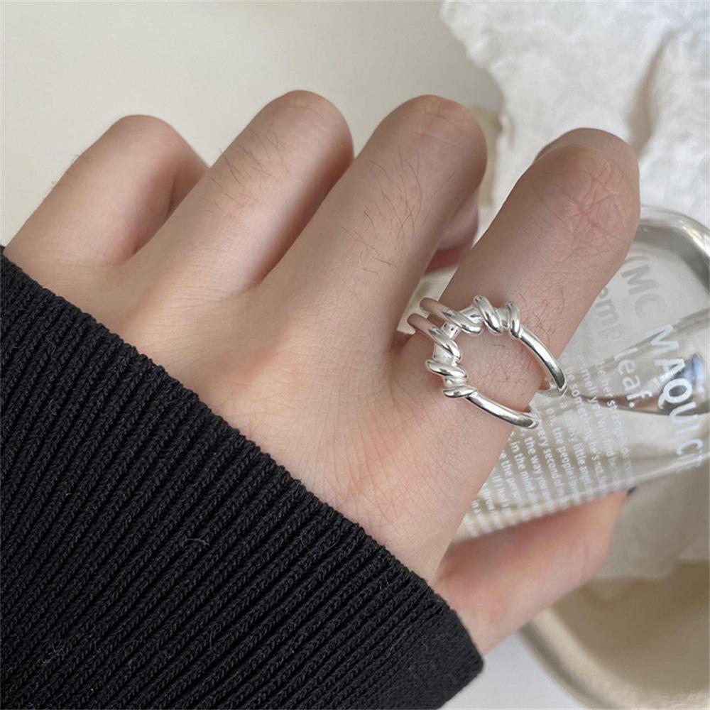 Elegant Black Agate Sterling Silver Women's Ring - Retro Design, Colorfast, Light Luxury Jewelry.