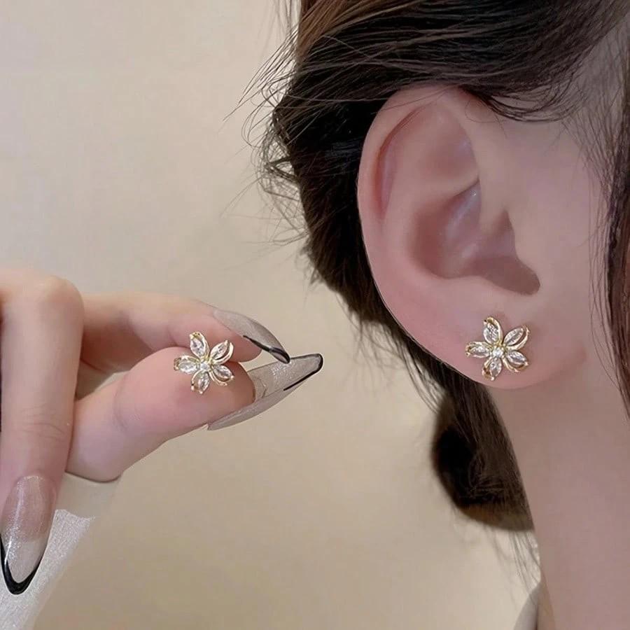 Exquisite Five-Petal Flower Earrings: Shiny & Versatile Ear Studs for Elegant Women золотой