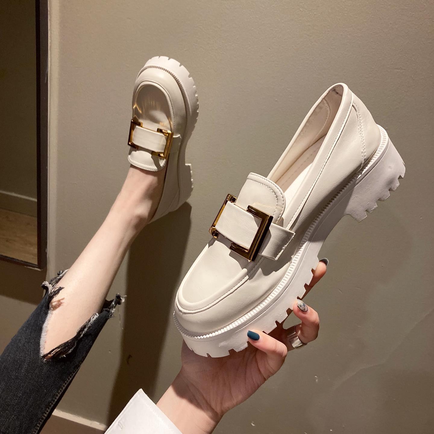 

Белые повседневные студенческие кожаные туфли из натуральной кожи в британском стиле на толстой подошве, чтобы увеличить рост и показать туфли на тонкой платформе