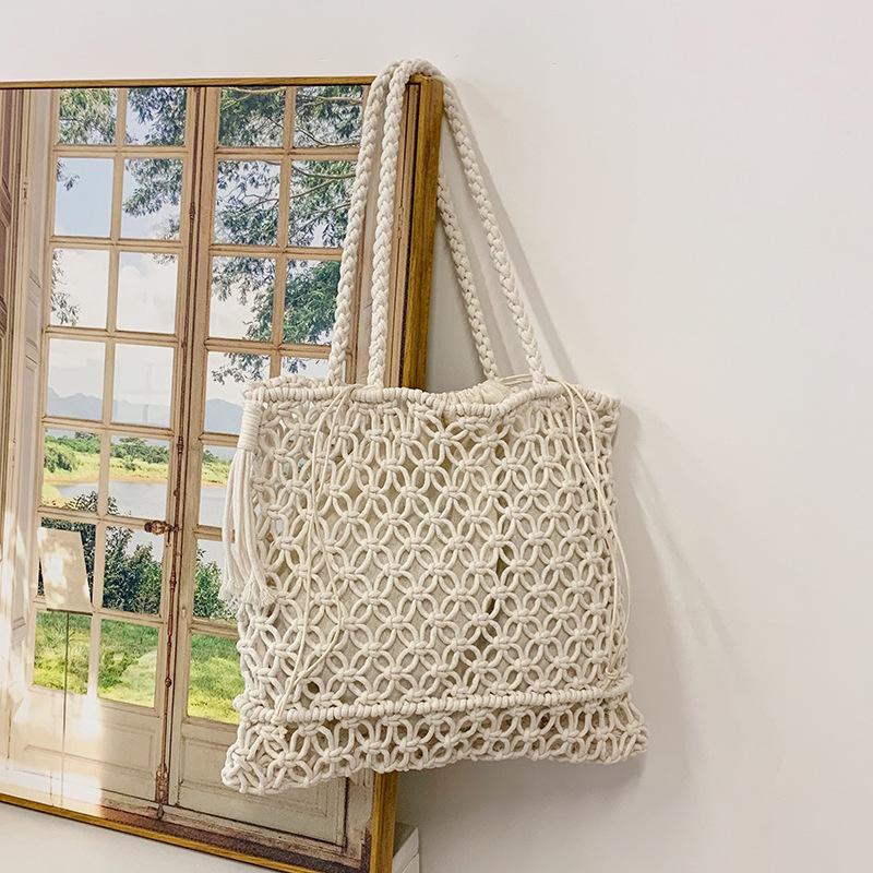 

Large capacity straw woven bag women s summer new vacation woven bag lazy wind shoulder commuter tote bag білий