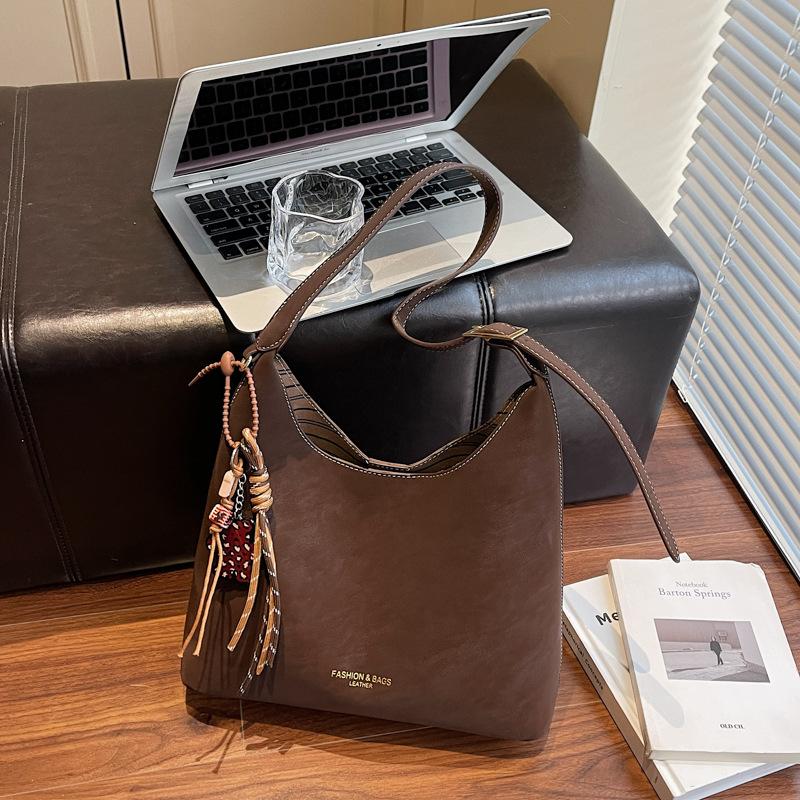 

Korean version retro commuter bag women s casual shoulder bucket bag winter 2025 new large-capacity commuter tote bag [Send pendant]