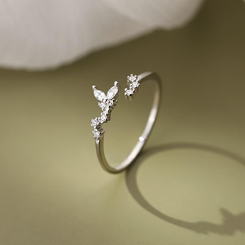A Luxurious And Unique Butterfly Leaf Ring for Women, Featuring a Trendy And Fashionable Open Adjustable Design