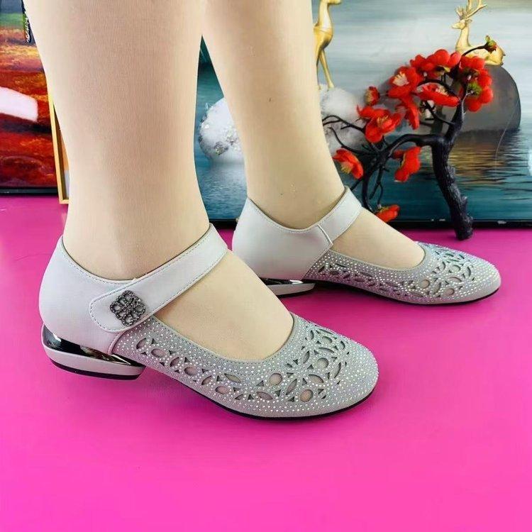 

Полые женские сандалии лето новые одинарные туфли средний каблук стразы мелкий вырез элегантные и удобные женские туфли 40 серый