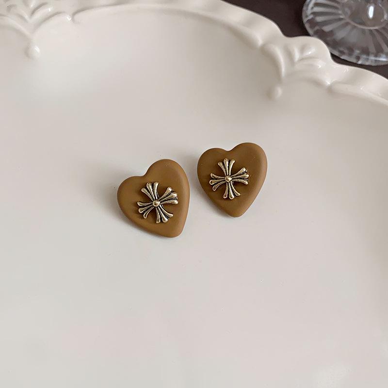 Retro Silver Needle Heart Stud Earrings: Luxury Fashion Design for Women