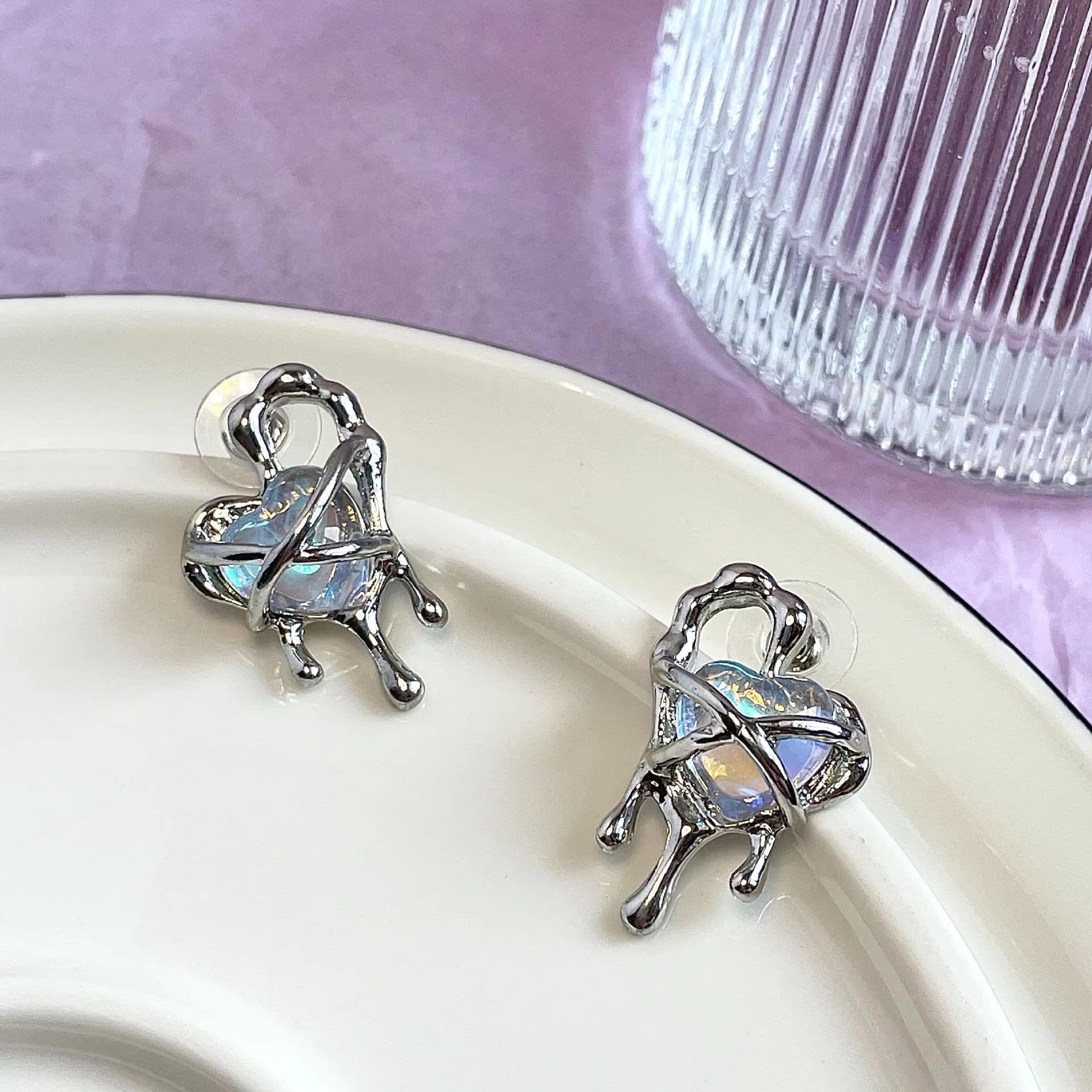 

Новые полые серьги-гвоздики с драгоценными камнями в форме сердца для женщин, корейские милые нестандартные украшения, подарок для девочки Brincos