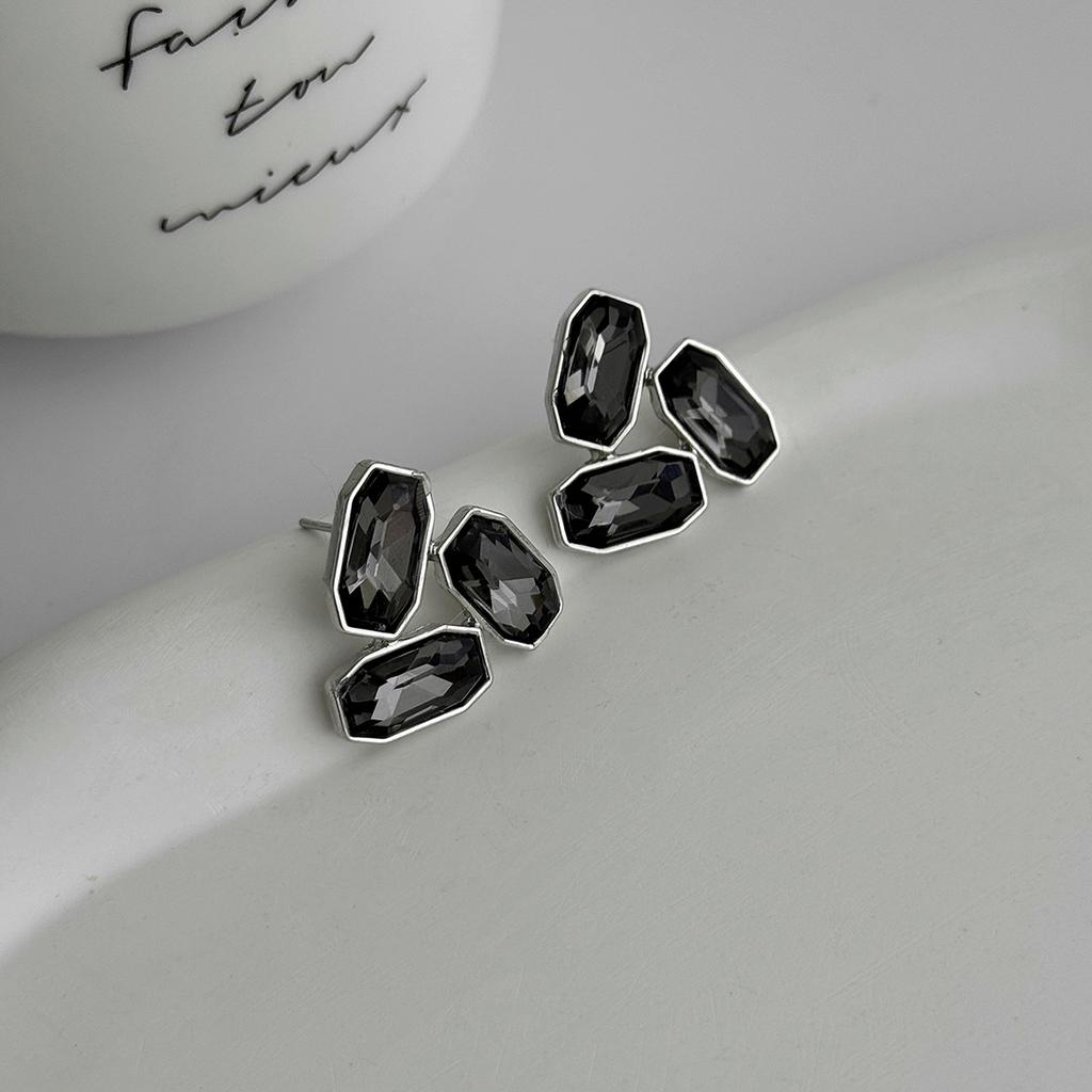 Light Luxury Geometric Acrylic Diamond Stud Earrings, Fashionable Irregular Black Gemstone Splicing Earrings.