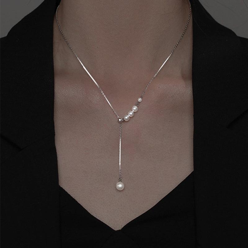Collier ajustable à pompon de perles pour femme, style français simple, léger et luxueux, chaîne clavicule, bijou idéal pour les fêtes