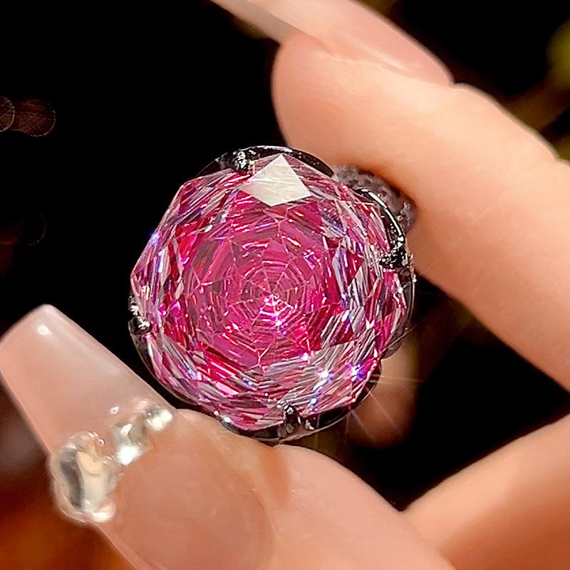 Produkt Biżuteria Miedziany Spód Pozłacany Symulacja Cięcie Różowe Biały Diament Lekki Luksus Czarno-Złoty Pierścionek Damski 16 Mm