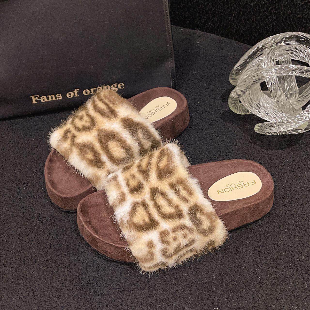 

Fairy wind leopard print fluffy slippers female outer wear 2025 autumn new plush air-conditioned room lazy one-word cotton mop 35 белый