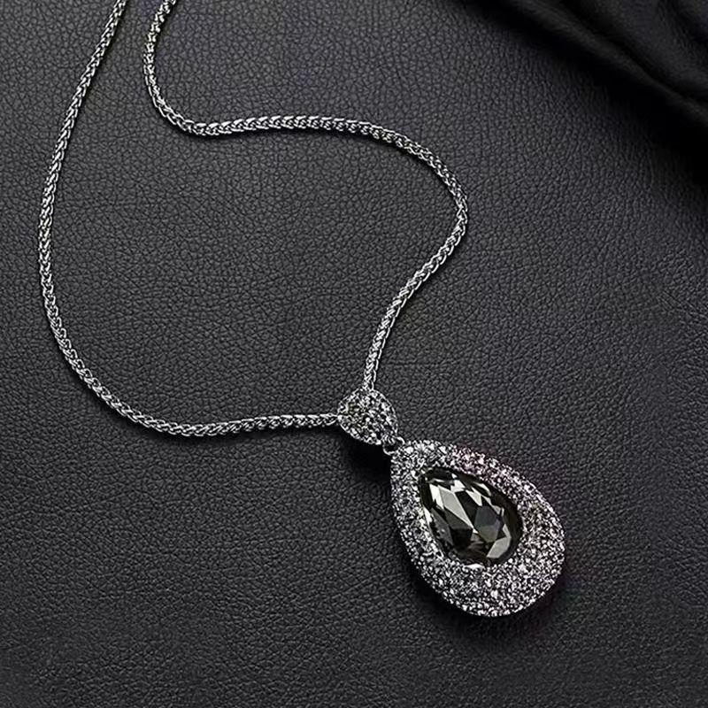 Dlouhý náhrdelník s přívěskem ve tvaru kapky vody je všestranný a elegantní a slouží jako luxusní doplněk, který doplňuje řetízek na klíční kost.