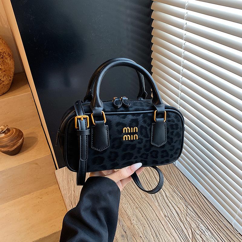 2025 new bowling bag women's versatile niche large-capacity Boston pillow bag leopard print portable messenger bag