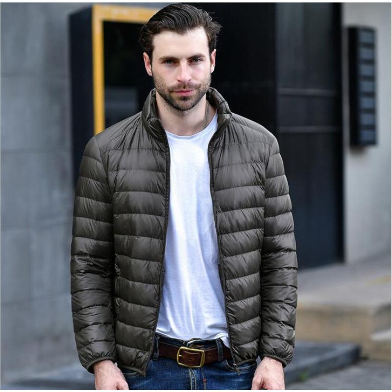 

2025 Осень/Зима Новая Легкая Пуховая Куртка Мужская С Капюшоном Воротник-стойка Короткая Сверхлегкая Ультратонкая Большого Размера Молодежная Куртка Стеганая Куртка 5XL армия зеленый