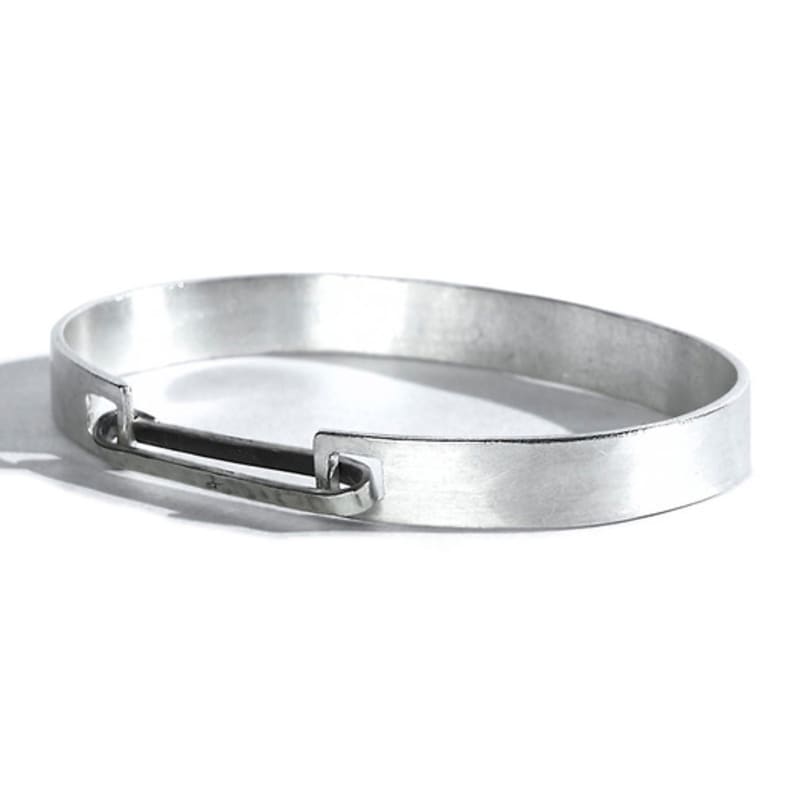 SEWNSWEN SEWN SUEN SILVER HAMMERED CLIP Bangle