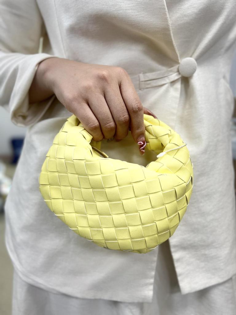Ručně vyráběné dámské mini knedlíčkové taštičky - elegantní ručně tkaný design croissantu