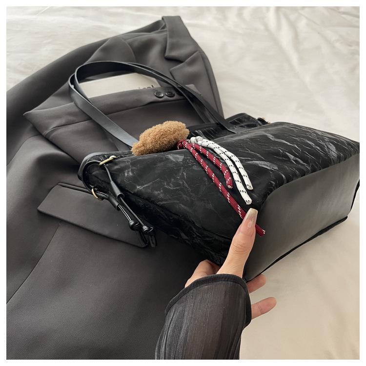 Versatile High-Capacity Crossbody Tote with Trendy Textured Finish
