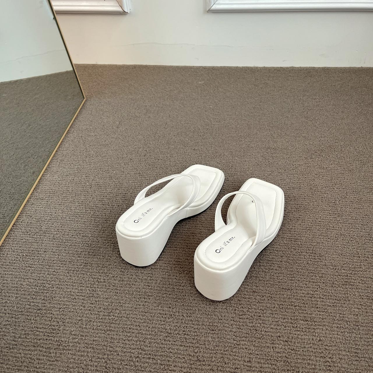 

Spring and autumn 2024 new cool slippers women s Korean version square head high heel fashion thick heel outer wear beach toe herringbone 35 белый