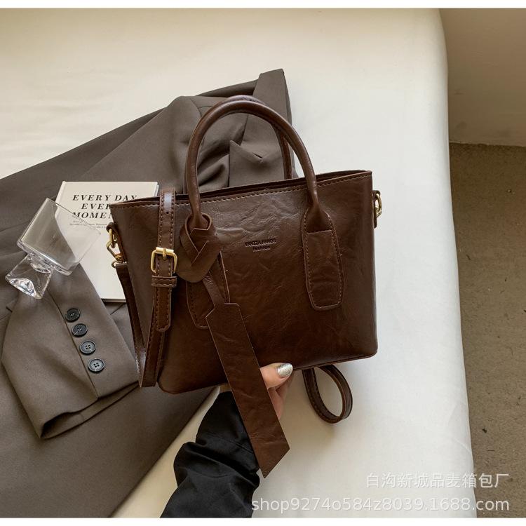 

Korean version of retro portable bucket bag 2025 new niche design messenger bag autumn and winter popular commuter shoulder bag темно-коричневого кольору