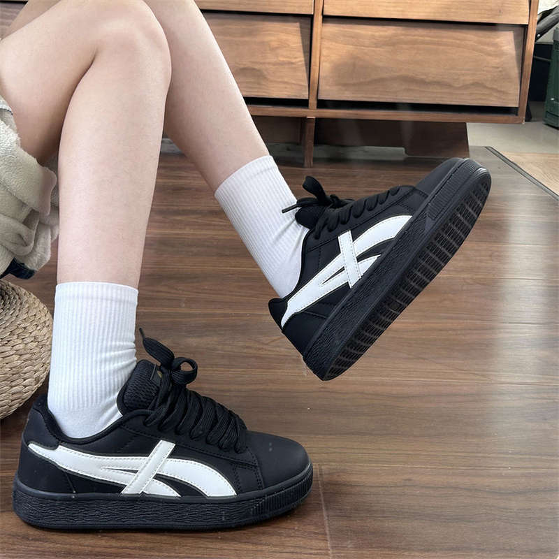 Hong Kong Style Retro Black Bread Shoes for Women Ins Spring New Student Versatile Sports and Leisure Board Shoes for Women