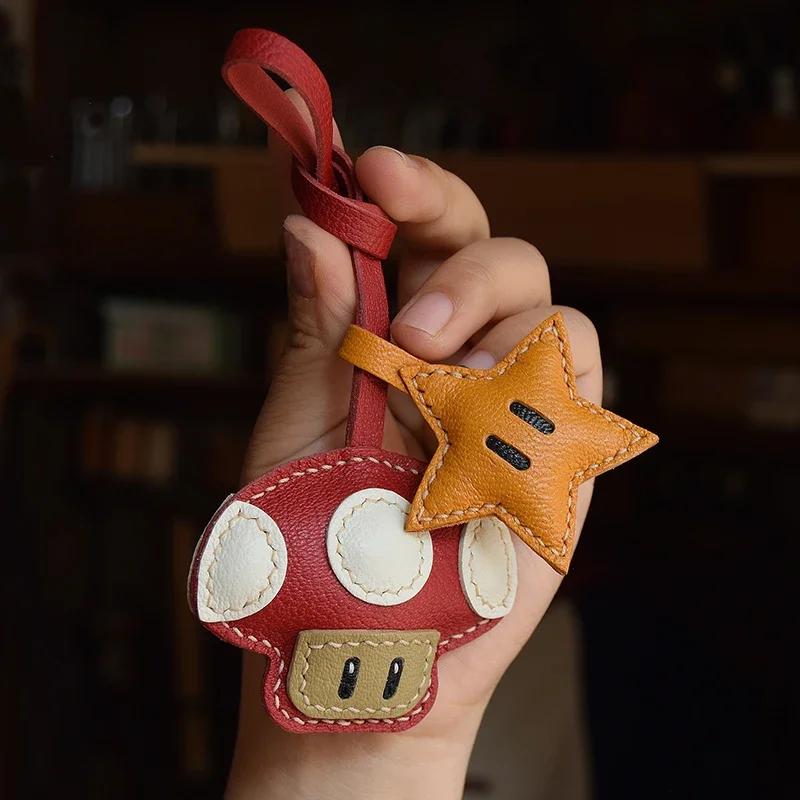 Handgemachter Schlüsselanhänger mit Pilz- und Stern-Motiv aus Leder, süßer Schlüsselanhänger als Geschenk