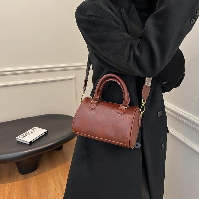 Premium retro bag women s 2025 new fashionable large-capacity cylindrical pillow bag wide shoulder strap niche messenger bag 201114 тёмно-рыжий 3090₽